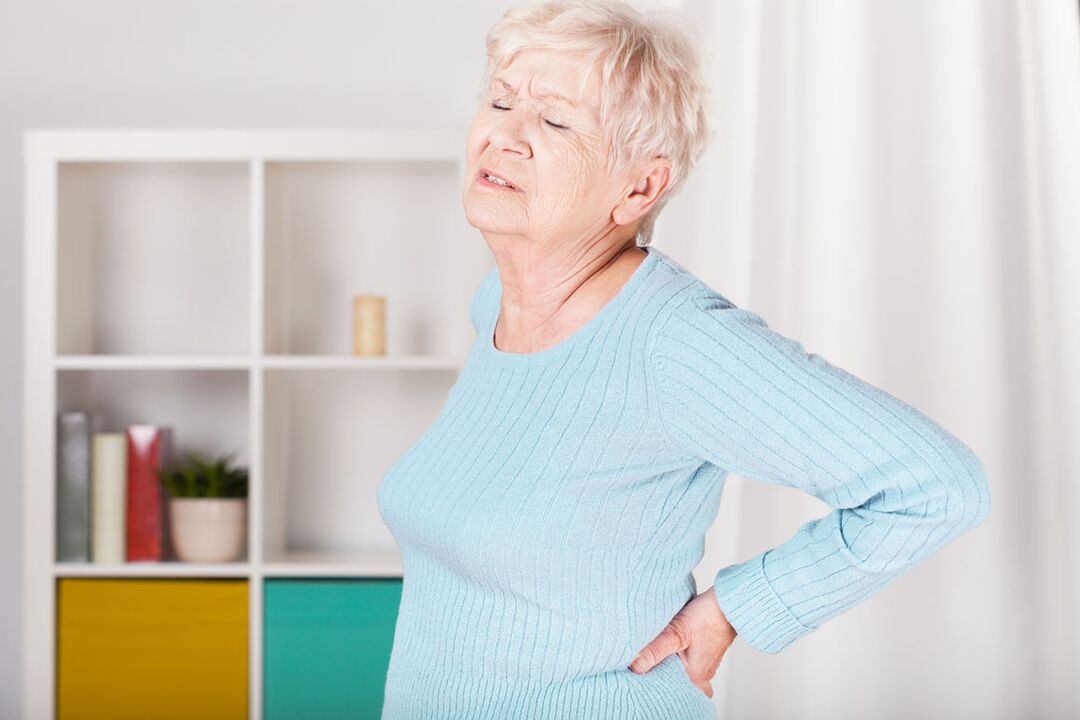 El dolor lumbar en una mujer puede ser la causa de la osteocondrosis. 
