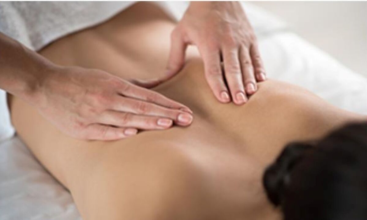 El masaje es uno de los métodos para tratar la osteocondrosis cervical. 
