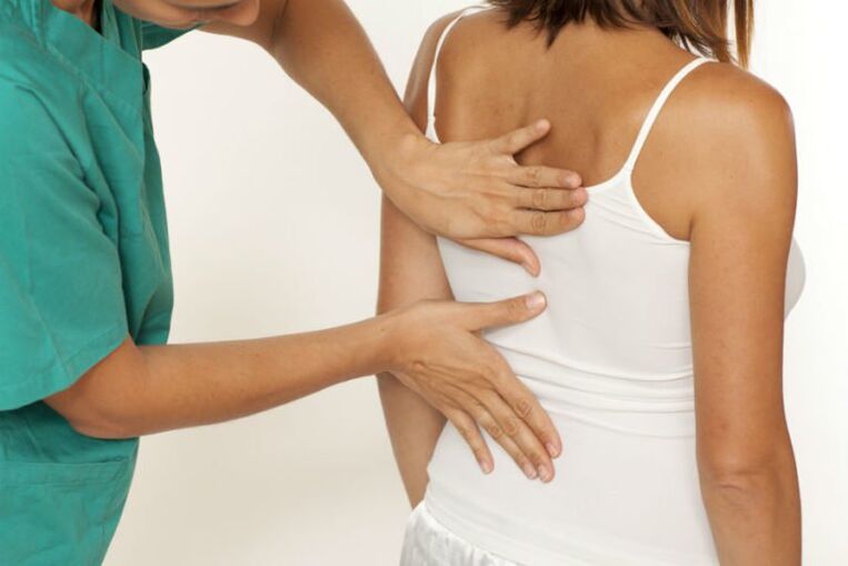 examen de la espalda para detectar dolor debajo del omóplato izquierdo