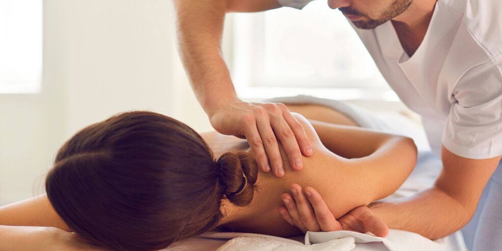 Uno de los métodos efectivos para tratar la artrosis de la articulación del hombro es el masaje. 