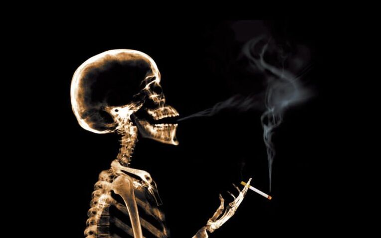 fumar como causa del dolor de espalda en la zona de los omoplatos