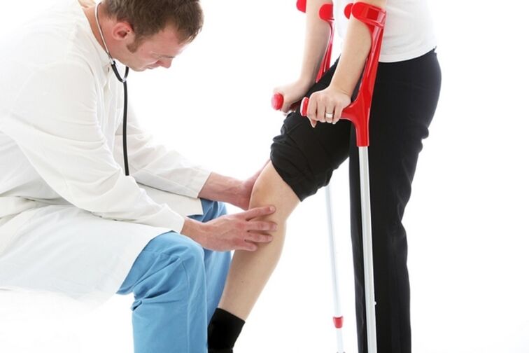 Inspección de la rodilla de un paciente con artrosis de la articulación de la rodilla